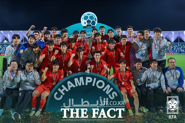 황선홍 감독이 이끄는 한국 남자 올림픽대표팀 선수들은 10회 연속 올림픽 본선 진출에 자신감을 보이고 있는 가운데 KFA 기술리포트 '온사이드'가 올림픽대표팀선수들을 대상으로 설문조사를 실시한 결과, 응답자 전원이 '아시안컵 우승'을 목표로 한다고 답했다. 사진은 지난 3월 서아시아축구연맹(WAFF) 챔피언십에서 우승한 한국올림픽축구대표팀./KFA