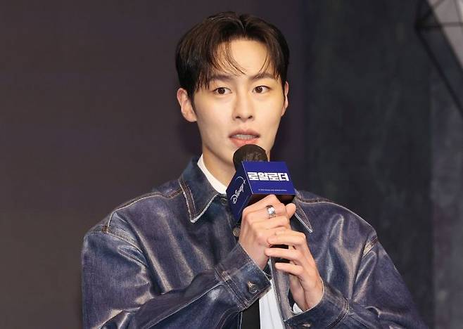 배우 이재욱이 지난 2월 26일 오전 서울 종로구 JW 메리어트동대문스퀘어서울에서 열린 디즈니플러스 드라마 '로얄로더' 제작발표회에서 인사말을 하고 있다. [이미지출처=연합뉴스]