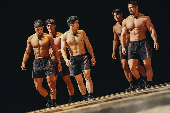 ‘피지컬: 100′ 패자부활전에서 1위를 차지한 레슬링 선수 정지현(왼쪽에서 셋째)은 최정예 멤버들로 ‘어벤져스’ 팀을 결성하며 반전을 보여줬다. /넷플릭스
