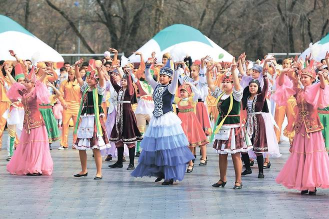 카자흐스탄 전통의상을 입은 젊은이들. 카자흐스탄은 민족적으로는 카자흐인, 종교적으로는 이슬람이 다수를 차지하지만, 다민족-다종교국가로 국가정체성을 내세운다./카자흐스탄 정부 홈페이지