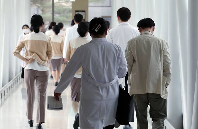 정부의 의대 증원에 반발해 전국 수련병원 전공의가 사직서를 제출하고 의료 현장을 떠난 지 44일째인 3일 서울 한 대학병원에서 의료진이 이동하고 있다. /뉴스1