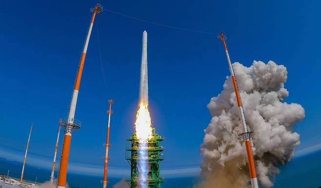 순수 국내기술로 제작된 한국형 최초 우주발사체 '누리호'(KSLV-Ⅱ)'가 21일 전남 고흥군 나로우주센터에서 발사되고 있다. 누리호는 두번째 도전 끝에 발사에 성공했으며 이로써 우리나라는 세계 7번째로 1500kg급 실용 위성을 지구 저궤도(600~800㎞)에 수송할 수 있는 능력을 확보한 국가가 됐다. /뉴스1