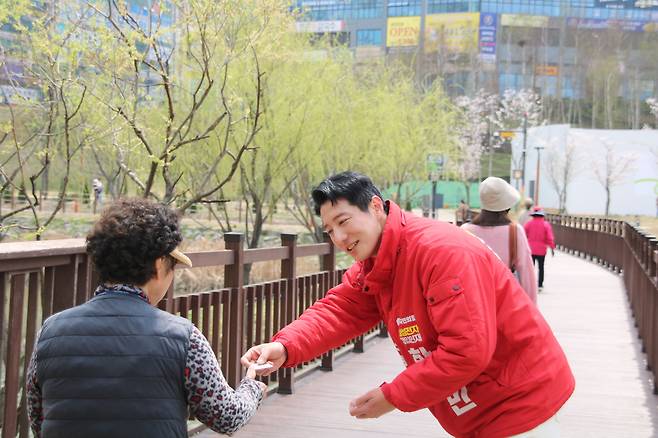 4일 한정민 국민의힘 화성을 후보가 동탄신도시 한 공원에서 유권자에게 인사하는 모습./김민기 기자
