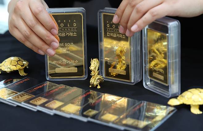 서울 종로구 한국금거래소에서 직원이 금을 정리하고 있다. /뉴스1
