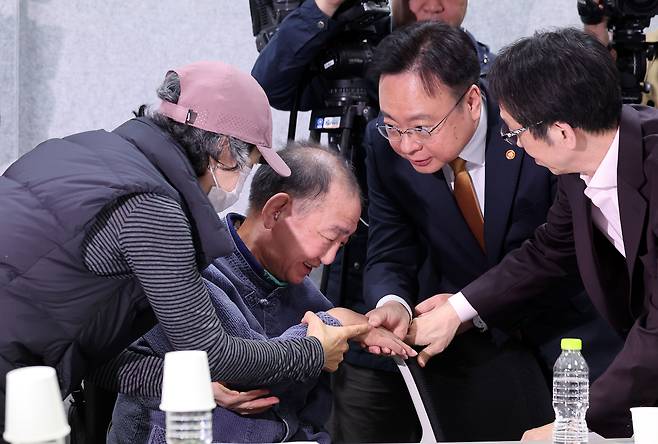 (서울=뉴스1) 박지혜 기자 = 조규홍 보건복지부 장관이 4일 오전 서울 중구 서울시티타워에서 열린 환자단체 간담회에 앞서 김태현 한국중증질환연합회 이사와 인사를 나누고 있다. 2024.4.4/뉴스1