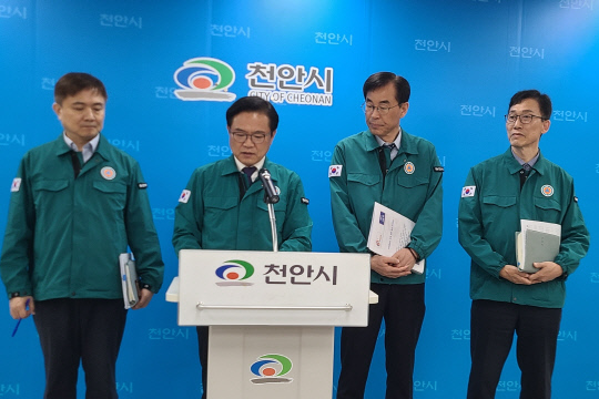4일 김석필 천안시 부시장(왼쪽 두번째)이 천안시청 브리핑실에서 콜버스 운행 관련 택시업계와 협상 결과를 설명하고 있다. 윤평호 기자