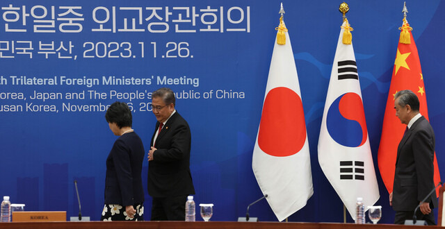 지난해 11월26일 부산 해운대구 누리마루 아펙(APEC)하우스에서 열린 ‘한·일·중 외교장관회의’에 가미카와 요코 일본 외무상(왼쪽 첫째), 박진 외교부 장관(가운데), 왕이 중국 외교부장이 참석해 있다. 연합뉴스