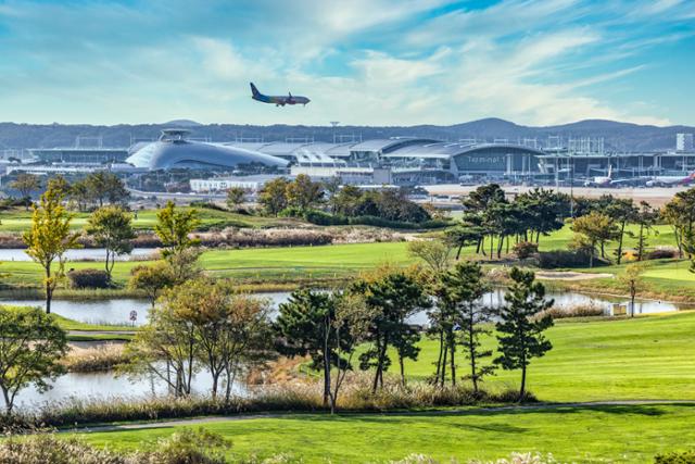 클럽72 하늘코스 전경 너머에 위치한 인천국제공항 위로 비행기가 날아가고 있다. 클럽72 제공