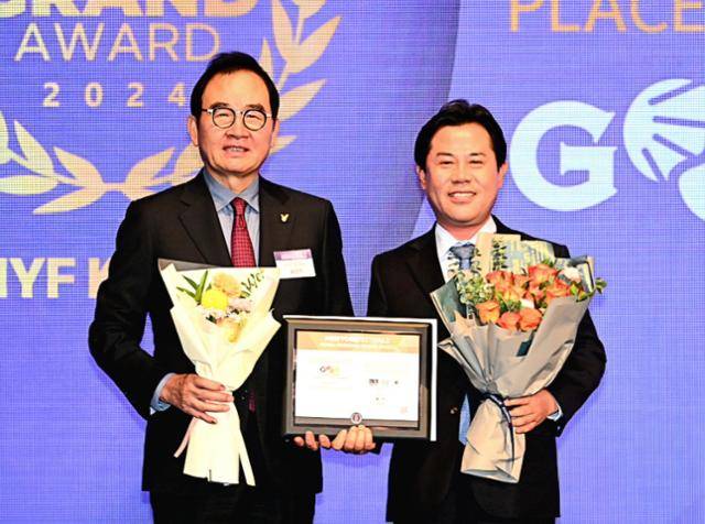 부여군 농특산물 공동브랜드인 '굿뜨래'가 뉴욕페스티벌이 주최한 대한민국 국가브랜드대상 시상식에서 13년 연속 대상에 선정됐다. 3일 서울 롯데호텔에서 열린 시상식장에서 국가브랜드 대상 상패를 받고 포즈를 취한 박정현 부여군수(오른쪽). 부여군 제공