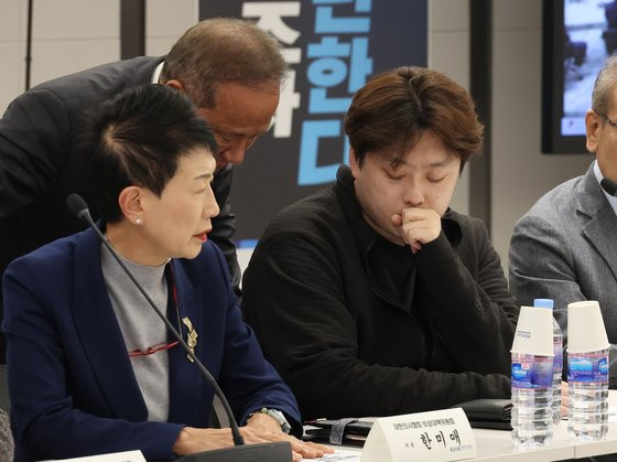 지난달 31일 박단 대한전공의협회장(오른쪽에서 두번째)가 의사협회에서 열린 비대위 회의에 참석했던 모습. 연합뉴스