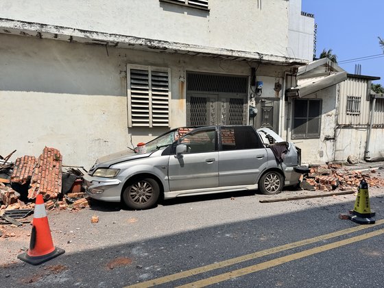 4일 화롄 베이빈제(北濱街)에 전날 지진으로 파손된 차량이 방치되어 있다. 차량에는 “촬영은 자유이지만 차주에게 도움을 부탁한다”고 쓰인 저금통이 놓여있다. 화롄=신경진 기자