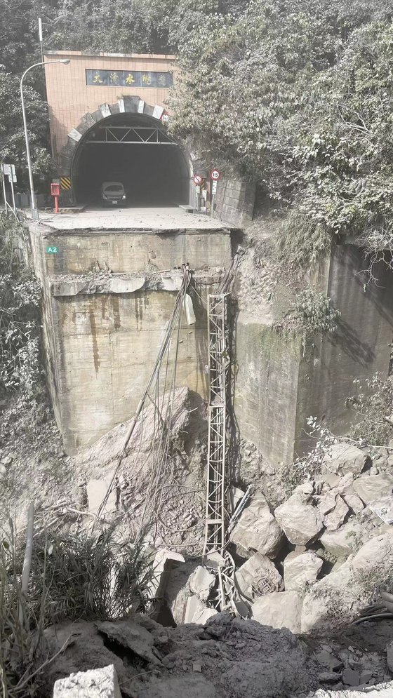 대만 화롄현에서 3일 발생한 강진으로 화롄시 다칭수이 터널을 잇는 다리가 끊어져 있다. 신화=연합뉴스