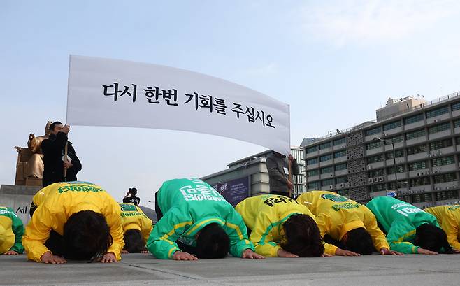 제22대 국회의원 선거 사전투표일 전날인 4일 오전 서울 광화문광장에서 녹색정의당 김준우 대표와 심상정 원내대표 등 당원들이 유권자들에게 지지를 호소하며 절을 하고 있다. 연합뉴스