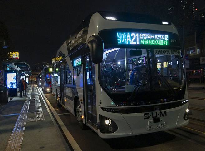 지난해 12월4일 서울 종로5가 인근에서 심야 자율주행버스 ‘A21’번이 첫 운행을 시작하고 있다. 연합뉴스