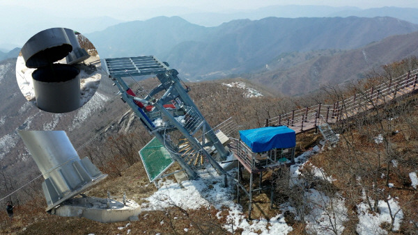 지난 2월 경남 함양대봉산휴양밸리 대봉스카이랜드 내 하강레포츠 1번 타워가 30도가량 기울어져 있다. 이에 함양군은 추가적인 시설물 보강 및 안전점검 등의 사유로 휴장기간을 한 차례 연장한 바 있다. 함양난개발대책위원회 제공