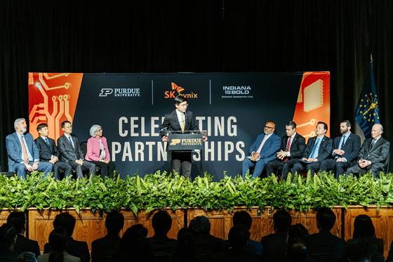 SK hynix executives and U.S. government officials attend an investment agreement ceremony held at Purdue University on Wednesday. From left to right: Mung Chiang, Purdue University president; Indiana Gov. Eric Holcomb; Kwak Noh-jung, SK hynix president and CEO; Choi Woo-jin, SK hynix executive vice president; Arati Prabhakar, chief science and technology advisor at the White House; U.S. Sen. Todd Young of Indiana; Arun Venkataraman, U.S. Department of Commerce assistant secretary; Cho Hyun-dong, ambassador of the Republic of Korea to the United States; David Rosenberg, Indiana secretary of commerce; Mitch Daniels, Purdue Research Foundation chairman. [PURDUE RESEARCH FOUNDATION]