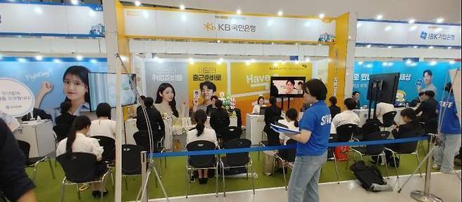 2023 금융권 공동 채용박람회 시중은행 부스에서 면접을 진행 중인 참가자들.   사진=김동운 기자