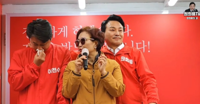 인천 계양을 원희룡 국민의힘 후보의 유세를 돕던 전 축구선수 이천수 씨가 자신의 어머니를 시민들에게 소개한 뒤 눈물을 훔치고 있다. / 사진=유튜브 원희룡TV 캡처