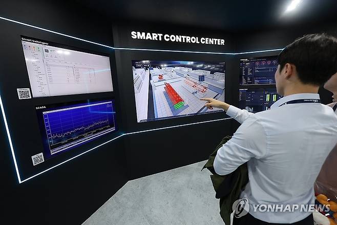 지난 3일 오후 서울 강남구 코엑스에서 열린 ‘코리아스마트그리드엑스포 2024’에서 관람객들이 LS일렉트릭 부스를 둘러보고 있다. [사진 출처=연합뉴스]