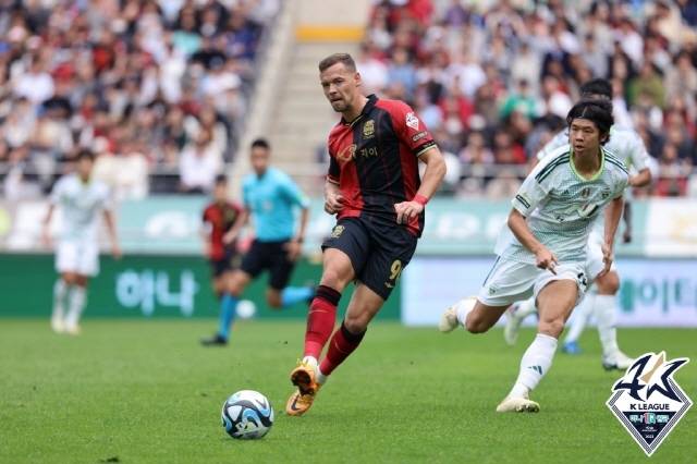 FC 서울 스트라이커 일류첸코(사진 왼쪽). 사진=한국프로축구연맹 제공