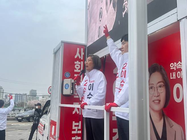 이수정 국민의힘 경기 수원정 후보가 3일 삼성교사거리에서 퇴근인사를 하고 있다. /사진=박소연 기자