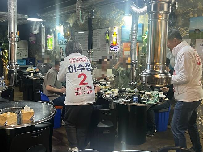 이수정 국민의힘 경기 수원정 후보가 3일 수원 영통구 매탄동 한 식당에서 인사를 하고 있다. /사진=박소연 기자