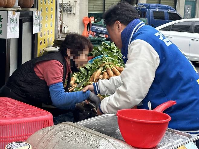 경기 수원시 영통구 소재 한 아파트단지 인근에서 상인과 대화를 나누는 김준혁 더불어민주당 경기 수원시정 후보 /사진=김도현 기자