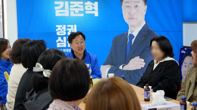 김준혁 어린이집서 간담회 김준혁(가운데) 더불어민주당 수원정 후보가 3일 수원어린이집연합회 소속 임원들과 간담회를 하고 있다.  김준혁 후보 SNS 캡처