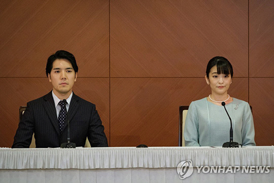 2021년 마코 전 공주와 고무로 게이의 결혼 발표 기자회견 EPA연합뉴스