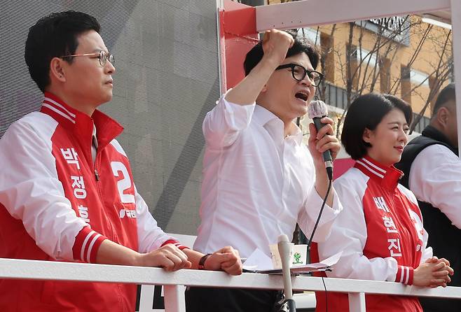 한동훈 국민의힘 비상대책위원장이 4일 송파구 석촌동에서 박정훈 후보 지원유세를 하고 있다. [연합]