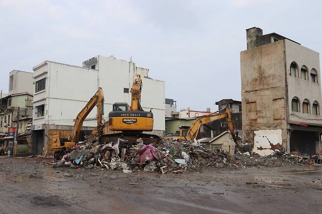 규모 7.2(미국·유럽 지진당국 발표는 7.4) 강진 발생 이틀째를 맞은 4일 타이베이 화롄현의 거리에서 붕괴된 건물의 철거 작업이 진행되고 있다. [연합]
