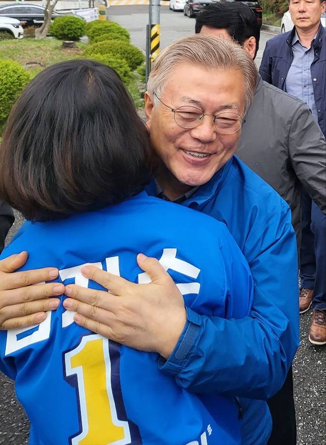 [창원=뉴시스]민주당 김지수(창원의창)후보를 안아주고 있는 문재인 전 대통령.2024.04.04.(사진=민주당 경남도당 제공) photo@newsis.com *재판매 및 DB 금지