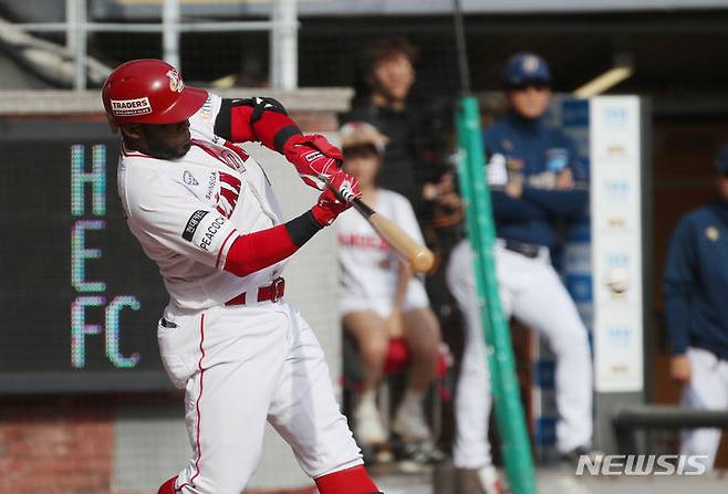 [인천=뉴시스] 고승민 기자 = 22일 인천 SSG랜더스필드에서 열린 2023 KBO 포스트시즌 준플레이오프 NC다이노스 대 SSG랜더스 경기 1차전, SSG 공격 4회말 무사 1루 상황 4번타자 에레디아가 1루타를 치고 있다. 2023.10.22. kkssmm99@newsis.com