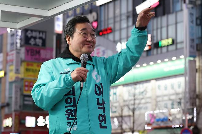이낙연, 퇴근길 시민에게 지지 호소     (광주=연합뉴스) 정회성 기자 = 4·10 총선 광주 광산을 선거구에 출마한 새로운미래 이낙연 공동대표가 공식 선거운동 첫날인 28일 오후 광주 광산구 수완동 한 교차로에서 지지를 호소하고 있다. 2024.3.28     hs@yna.co.kr (끝)   연합뉴스