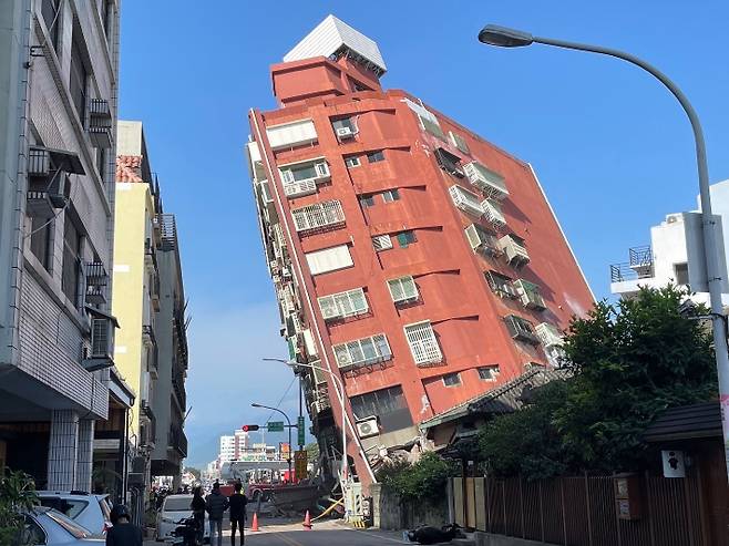 3일 오전 규모 7.4의 지진으로 대만 타이베이 중산로에 위치한 주택 한 채가 기울어져 있다. 대만 중앙통신사 제공