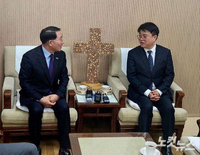 임현택 대한의사협회 회장 당선인(오른쪽)이 4일 오후 서울 종로구 한국기독교회관에 위치한 한국기독교교회협의회를 방문하고, 의료대란의 중재에 나서 줄 것을 요청했다. 송주열 기자.