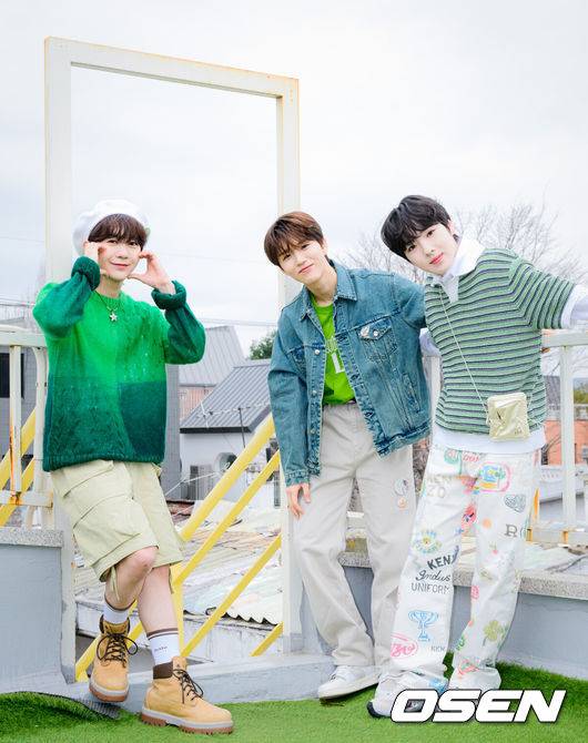 [OSEN=조은정 기자] NCT WISH(엔시티 위시: 시온·유우시·리쿠·사쿠야·료·재희)가 지난 2일 서울 성동구 한 카페에서 OSEN과 ‘Wishfull DAY’ 인터뷰를 가졌다.NCT WISH 료, 재희, 사쿠야가 인터뷰에 앞서 포즈를 취하고 있다. 2024.04.03 /cej@osen.co.kr