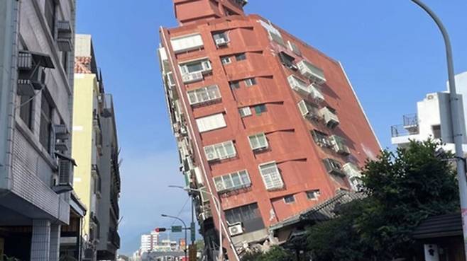 강진으로 기울어진 타이완 화롄현 지역 건물 모습