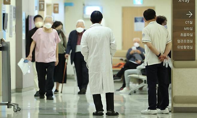 의정갈등이 지속되고 있는 3일 서울의 한 대형병원에서 의료진이 서 있다. 연합뉴스