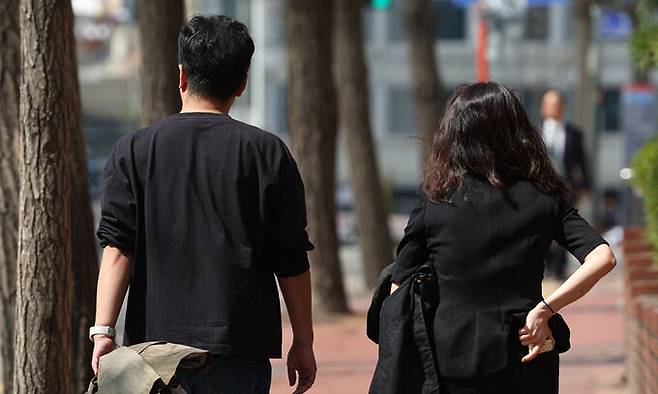 서울 한낮 최대 기온이 23도까지 오르는 등 따뜻한 날씨를 보인 지난 2일 서울 중구 정동길에서 시민들이 외투를 들고 걸어가고 있다. 뉴스1