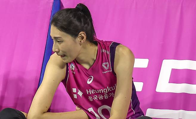 지난 1일 인천 부평구 인천삼산월드체육관에서 열린 프로배구 V-리그 여자부 2023-2024 챔피언결정전 3차전 흥국생명 핑크스파이더스와 현대건설 힐스테이트의 경기, 세트스코어 3대2로 패배해 준우승을 차지한 흥국생명 김연경이 아쉬워하고 있다. 뉴시스
