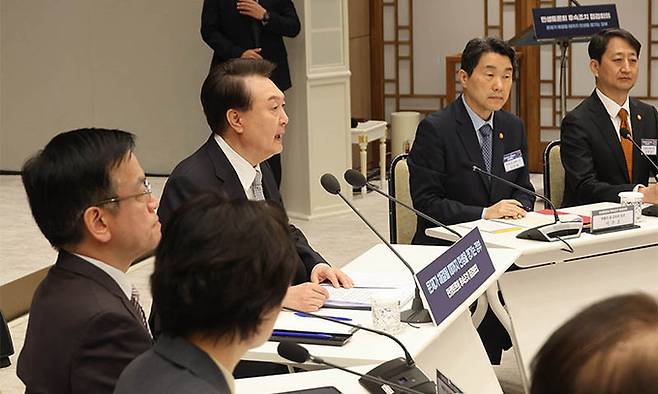윤석열 대통령이 4일 서울 용산 대통령실에서 ‘문제가 해결될 때까지 민생을 챙기는 정부’를 주제로 민생토론회 경제 분야 후속 조치 점검 회의를 주재하고 있다. 대통령실사진기자단