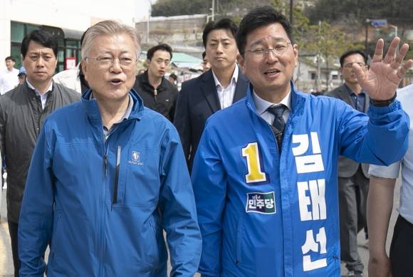 문재인(왼쪽) 전 대통령이 2일 울산시 동구 보성학교 전시관 앞에서 더불어민주당 김태선 울산 동구 총선 후보를 격려하고 있다. 2024.4.2 뉴스1