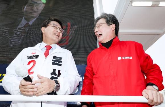 인천 동·미추홀을에 출마한 국민의힘 윤상현 후보(왼쪽)가 2일 오후 인천시 미추홀구 용현시장 인근에서 지원 유세에 나선 유승민 전 의원과 함께 선거 유세에 앞서 활짝 웃으며 이야기를 나누고 있다. 2024.4.2 연합뉴스