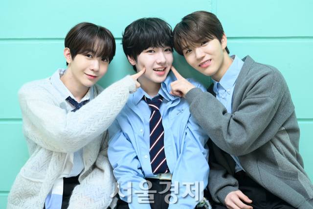 그룹 엔시티 위시(NCT WISH) 료, 사쿠야, 재희가 3일 오전 서울 성동구 모처에서 진행된 ‘위시풀 데이(Wishfull DAY)’ 포토콜에서 포즈를 취하고 있다. 김규빈 기자 2024.04.03