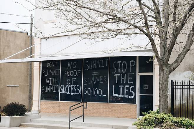 2019년 미국 캔자스주 웰링턴의 한 건물. 서밋 학습 프로그램에 반대하는 문구가 적혀 있다. ⓒThe New York Times