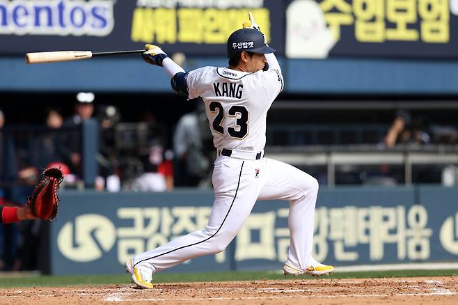 ▲ 이승엽 두산 감독은 강승호에 대한 더 큰 기대치를 가지고 있다고 강조했다 ⓒ두산베어스