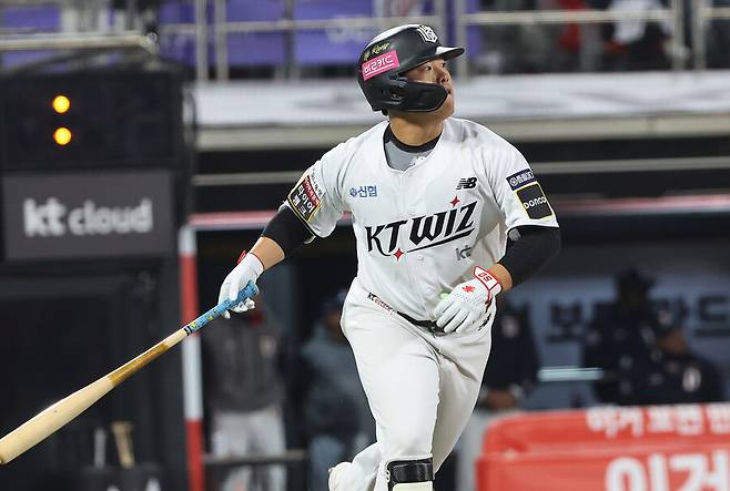 ▲ 강백호는 4일 수원 KIA전에 앞서서도 일찌감치 나와 포수 훈련을 소화하며 이 포수 실험이 이벤트가 아니라는 것을 증명했다.&nbsp;ⓒ연합뉴스