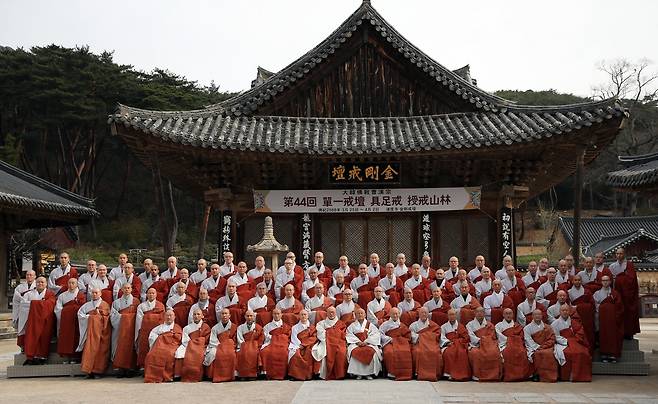 구족계 받아 이제 정식 스님 됐습니다 (양산=연합뉴스) 2일 경남 양산시 소재 영축총림 통도사 금강계단에서 열린 '제44회 단일계단 구족계 수계산림 회향식'에서 구족계를 받아 정식 승려가 된 비구·비구니들이 대한불교조계종 종정인 성파스님, 총무원장 진우스님 등과 기념사진 촬영에 응하고 있다. [대한불교조계종 제공. 재판매 및 DB 금지]
