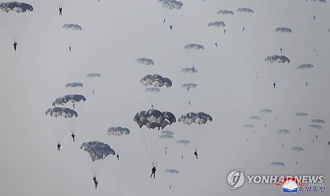 낙하하는 북한 항공육전병부대 (평양 조선중앙통신=연합뉴스) 김정은 국무위원장이 지난 15일 조선인민군 항공육전병부대의 훈련을 지도했다고 조선중앙통신이 16일 보도했다. 2024.3.16 
    [국내에서만 사용가능. 재배포 금지. For Use Only in the Republic of Korea. No Redistribution] nkphoto@yna.co.kr